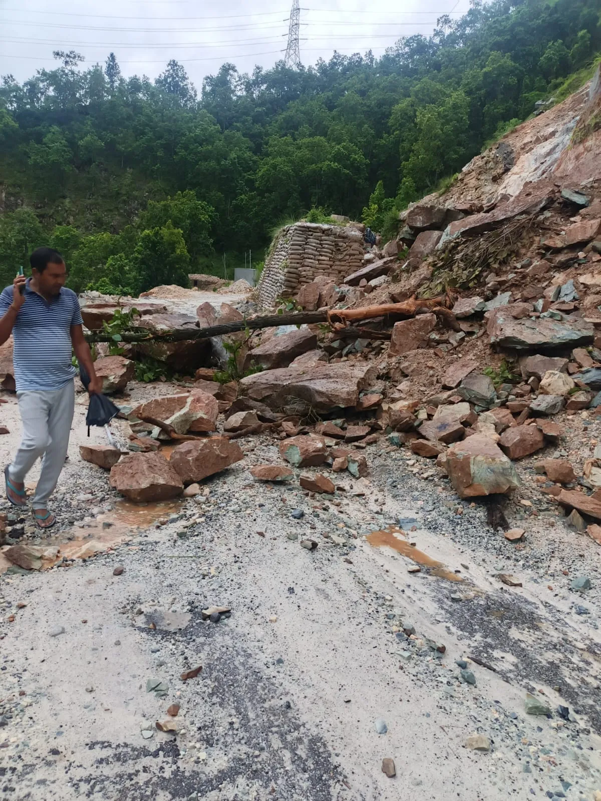 उत्तराखंड में भारी बारिश से जनजीवन अस्त-व्यस्त, कई राष्ट्रीय राजमार्ग बंद, उफान पर नदियां।