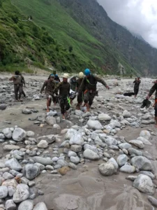 उत्तराखंड बाढ़ में लापता हवलदार पंकज का 12 दिन बाद मिला शव, सैन्य सम्मान के साथ दी गई अंतिम विदाई।