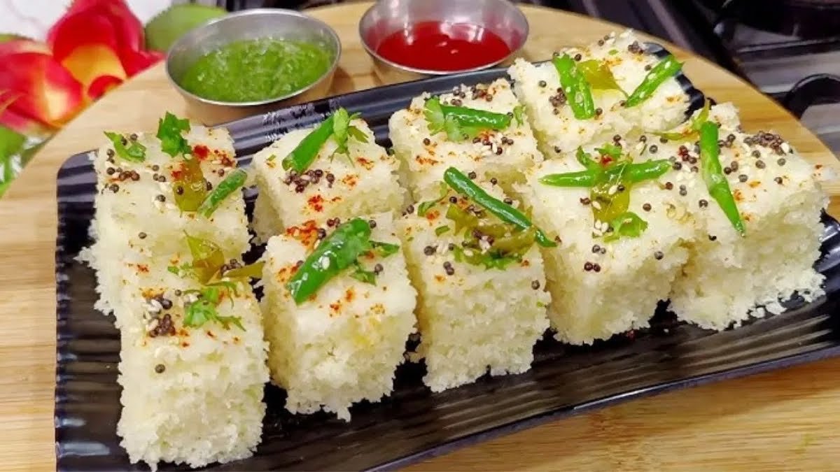 ब्रेकफास्ट में बनाएं स्वाद से भरपूर सूजी ढोकला, स्पंजी बनाने के लिए नोट करें रेसिपी।