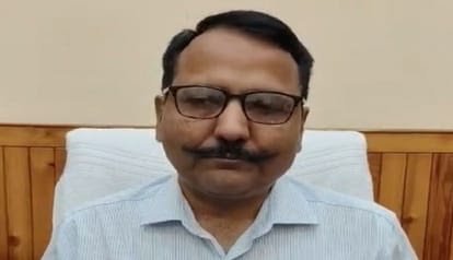 उत्तराखंड के नैनीताल में डीएम ललित मोहन रयाल ने कहा- सड़कों के गड्ढे देख पर्यटक सोचेंगे यह जिला दरिद्र और निर्धन है।