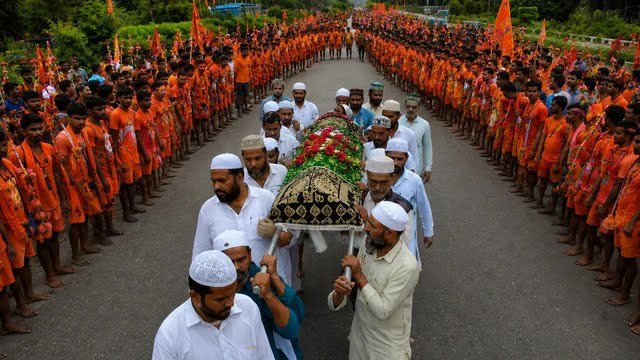 यहाँ कांवड़ियों ने जनाजे के लिए रोक दी हजारों की भीड़, चेन बनाकर शिवभक्तों ने हाईवे पर दिया रास्ता।