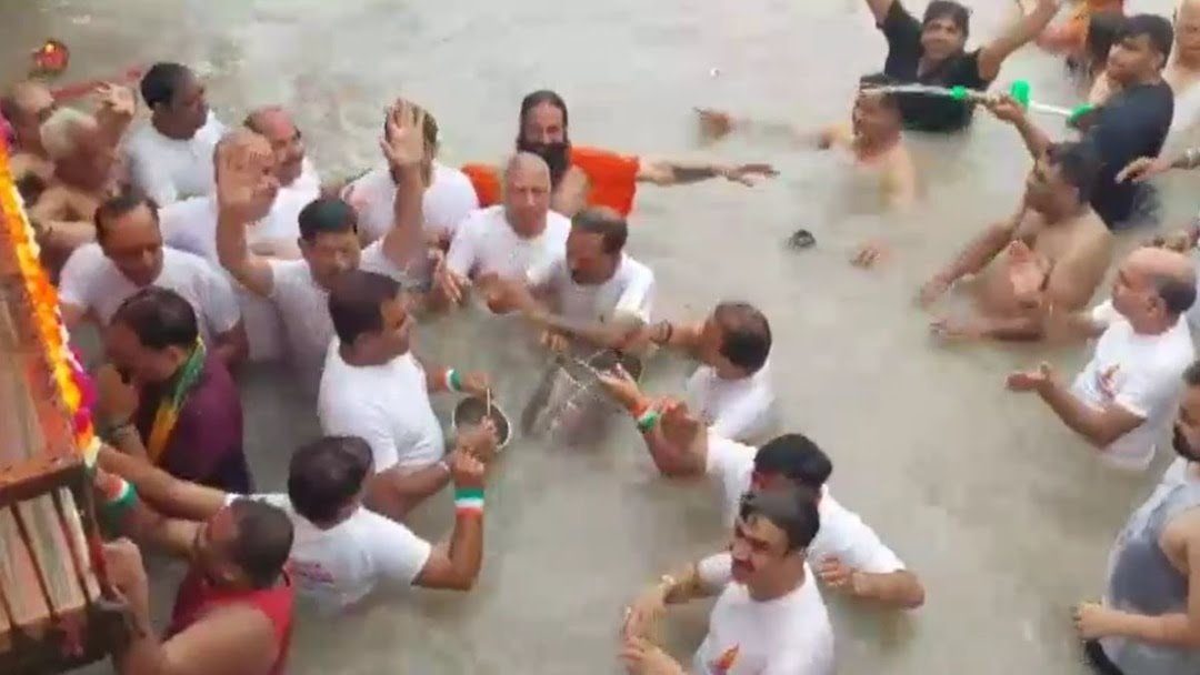 हर की पौड़ी पर गंगा संग खेली गई ‘दूध की होली’, 116 साल पुरानी कहानी से जुड़ी है ये अनोखी परंपरा।