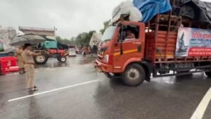 उत्तराखंड के हरिद्वार में 12 फिट से ऊंची कांवड़ और डीजे लेकर कांवड़ियों ने किया प्रवेश, पुलिस ने नारसन बॉर्डर से लौटाया।