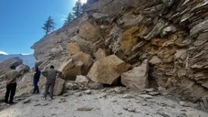 उत्तराखंड के पिथौरागढ़ में बारिश का कहर जारी, चीन सीमा से कटा संपर्क, नदियां उफान पर।