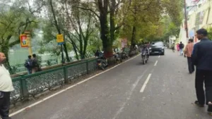 उत्तराखंड के नैनीताल में वाहनों के बढ़ते दबाव से चौड़ी हो रही माल रोड की दरारें, पहले होती थी सिर्फ पैदल आवाजाही।