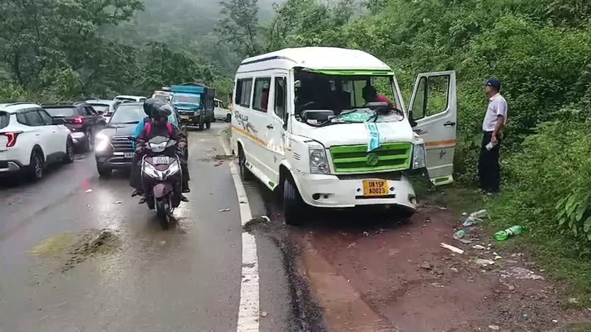 उत्तराखंड में यहाँ हाईवे पर हाथियों का तांडव, मचा हड़कंप, टेंपो ट्रैवलर क्षतिग्रस्त।