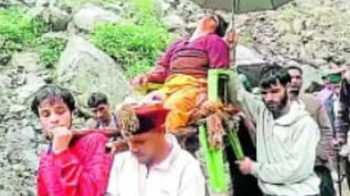 उत्तराखंड में यहाँ सड़क बंद होने का खामियाजा: बेहोश महिला को डंडी-कंडी पर 7 किमी ढोकर पहुंचाया अस्पताल।