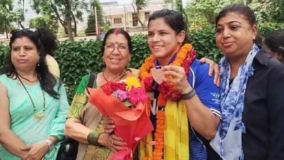 उत्तराखंड में देश के लिए कांस्य पदक जीतकर लौटी बेटी, राजधानी में उन्नति शर्मा का हुआ भव्य स्वागत।