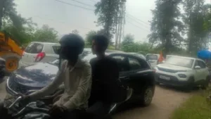 उत्तराखंड में यहाँ जाम के चलते रेलवे फाटक नहीं हुआ बंद, ट्रैक पर 30 मिनट तक रुकी रही ट्रेन।
