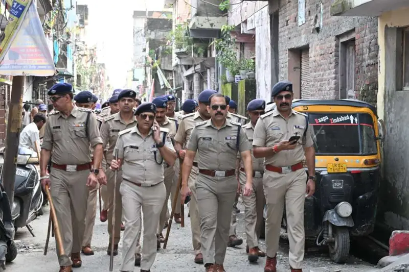उत्तराखंड में सुप्रीम कोर्ट के फैसले से पहले बनभूलपुरा में हाई अलर्ट, चप्पे-चप्पे पर पुलिस का पहरा, ड्रोन से निगरानी।