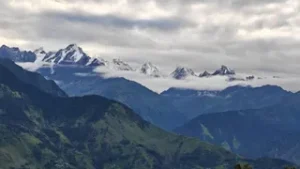 उत्तराखंड में भारी बारिश के बीच ऊंची चोटियों पर मौसम की पहली बर्फबारी, कैलास मानसरोवर मार्ग बंद।