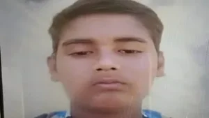 उत्तराखंड में यहाँ मर गई इंसानियत: हादसे के बाद तड़पते बेटे को गोद में लिए दौड़ता रहा घायल पिता, लोग बनाते रहे वीडियो।