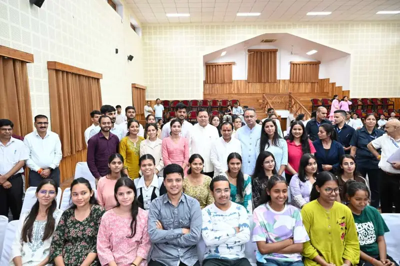 उत्तराखंड में युवाओं को नई उड़ान, मुख्यमंत्री धामी ने शुरू की युवा भविष्य निर्माण योजना, 11 हजार छात्रों को मुफ्त कोचिंग।