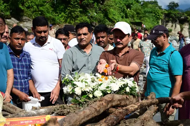 उत्तराखंड में जिला सूचना अधिकारी गिरिजा शंकर जोशी को अंतिम विदाई, चित्रशिला घाट पर हुआ अंतिम संस्कार।
