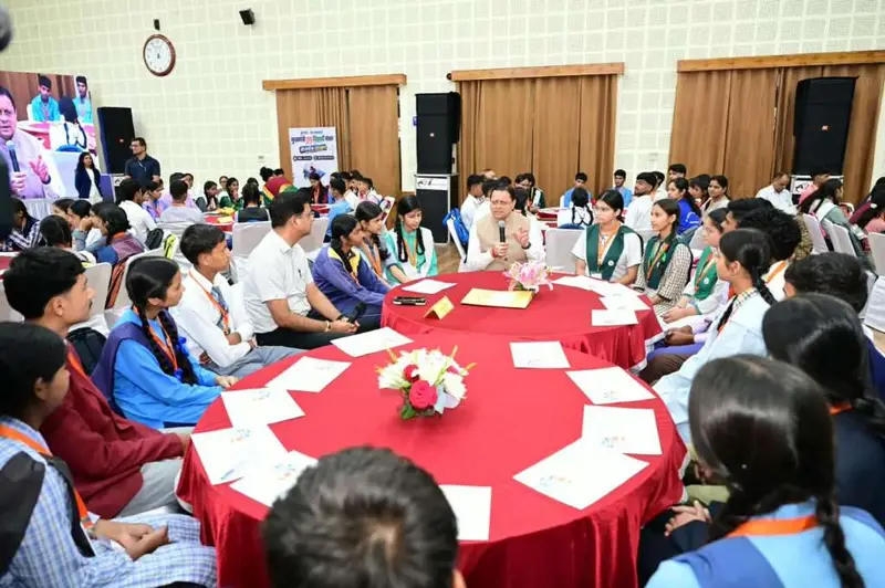 उत्तराखंड में छात्रा के सवाल पर CM धामी की घोषणा, 10वीं-12वीं के छात्रों को टैब के लिए मिलेगी धनराशि।