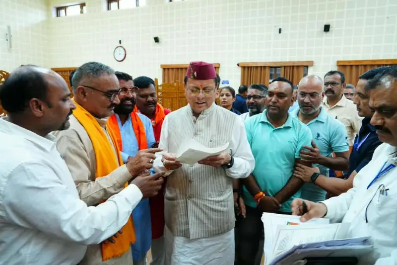 उत्तराखंड में सीएम धामी ने प्रदेशभर से आए लोगों की समस्याएं सुनीं, त्वरित समाधान के निर्देश।