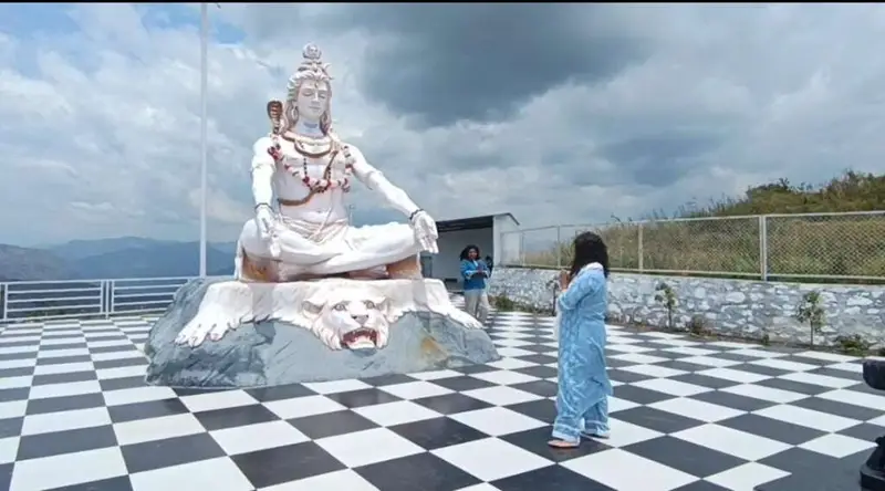 उत्तराखंड में यहाँ पहाड़ की चोटी पर शिव का धाम — ध्यान धारेश्वर महादेव मंदिर बना आस्था और शांति का केंद्र।