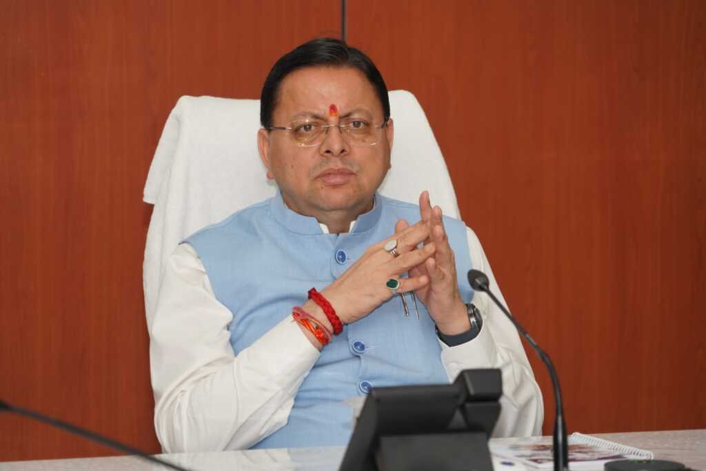 उत्तराखंड में दिल्ली से लौटते ही सीधे राज्य आपातकालीन परिचालन केंद्र पहुंचे सीएम धामी।