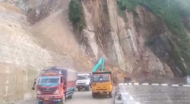 उत्तराखंड में लगातार बारिश के बीच स्वाला में यातायात सुचारू, सुरक्षा को लेकर प्रशासन अलर्ट।
