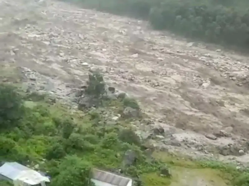 उत्तराखंड के बनतोली में चट्टान टूटने से मोरखण्डा नदी का जलस्तर बढ़ा, प्रशासन ने जारी किया अलर्ट।