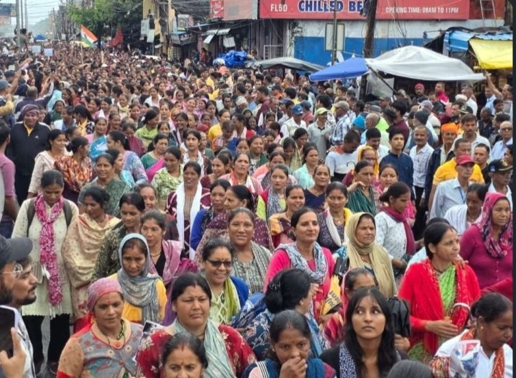 उत्तराखंड में बारिश के बीच महारैली में उमड़ा जनसैलाब, 5 अक्टूबर तक अल्टीमेटम।