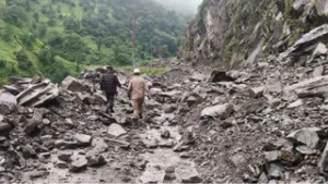 उत्तराखंड में भारी बारिश का कहर, पिथौरागढ़ में थमे पहिए, कैलास मानसरोवर यात्रा मार्ग बंद।