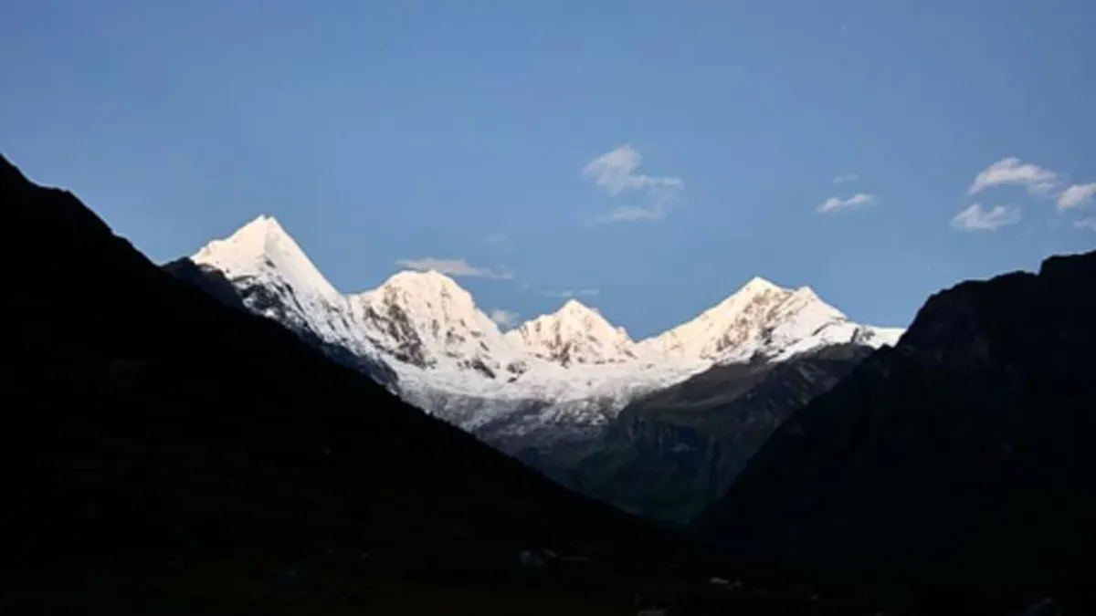 उत्तराखंड में ताजा बर्फबारी से ओम पर्वत पर ‘ॐ’ के अद्भुत दर्शन, चमक रहीं पंचाचुली की चोटियां।