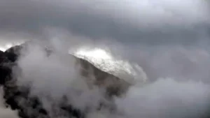 उत्तराखंड में बागेश्वर के असोज में मौसम ने बदले तेवर, ऊंची पहाड़ियों पर हिमपात के कारण अचानक बढ़ी ठंड।
