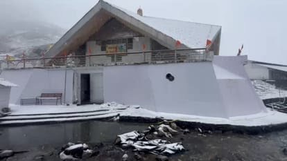 उत्तराखंड के हेमकुंड साहिब में हुई सीजन की पहली बर्फबारी, केदारनाथ घाटी में भारी बारिश और घना कोहरा छाया।