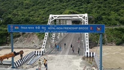 उत्तराखंड के पिथौरागढ़ में छारछुम पुल पर भारतीय गांव के नाम का बोर्ड लगाने पर नेपाल में विरोध, ये उठाया सवाल।