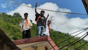 उत्तराखंड के पिथौरागढ़ में बलुवाकोट कॉलेज में 6 मांगों को लेकर छात्रों का छत पर प्रदर्शन, भाजपा नेताओं ने कराया शांत।
