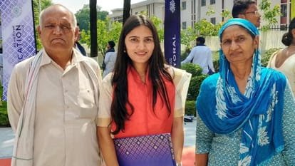 उत्तराखंड के रुड़की में पिता के हाथों में औजार, बेटी की आंखों में था बड़ा सपना, गांव से पढ़कर विश्वस्तरीय संस्थान पहुंची रीना।