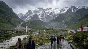 उत्तराखंड में केदारनाथ की चोटियों पर बर्फबारी से बढ़ी ठंड, बारिश के कारण रुद्रप्रयाग जिले में 14 सड़कें बंद।