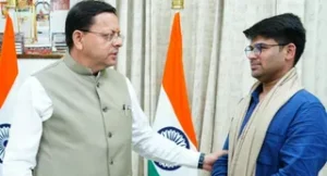उत्तराखंड में बनेगी देश की अपनी फ्लाइंग कार, युवा इनोवेटर रवि टम्टा के साथ खड़े हुए सीएम धामी।