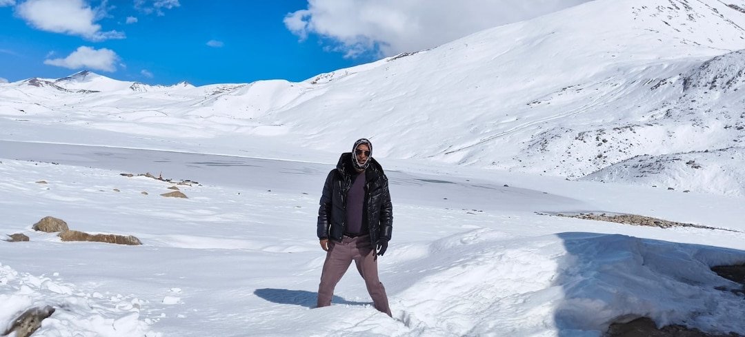 उत्तराखंड में 18 हजार फीट की ऊंचाई, 4 फीट बर्फ और पूरी तरह जमी झील, देवताल पहुंचकर रोमांचित हुए पर्यटक।