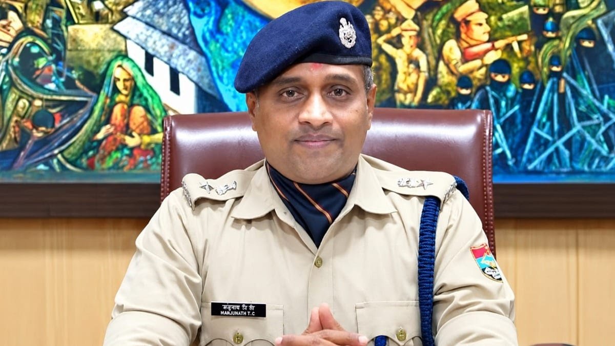 उत्तराखंड में पहाड़ पर सैलानियों का सैलाब, 35 हजार गाड़ियों के बाद नैनीताल SSP का बड़ा एक्शन, शाम 4 बजे के बाद पहाड़ चढ़ने पर ब्रेक।
