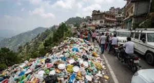 उत्तराखंड में वीकेंड पर मसूरी में उमड़े पर्यटकों के हुजूम से शहर में पसरा कचरा, चरमराई कूड़ा निस्तारण व्यवस्था।