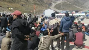 उत्तराखंड के केदारनाथ में दुकानों को हटाने के विरोध में व्यापारियों का हेलिपैड पर धरना, पांच घंटे बाधित रही हेली सेवा।