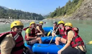 उत्तराखंड के ऋषिकेश में गंगा पर फिर शुरू हुई राफ्टिंग, सप्ताहांत में भीड़ बढ़ने का अनुमान।