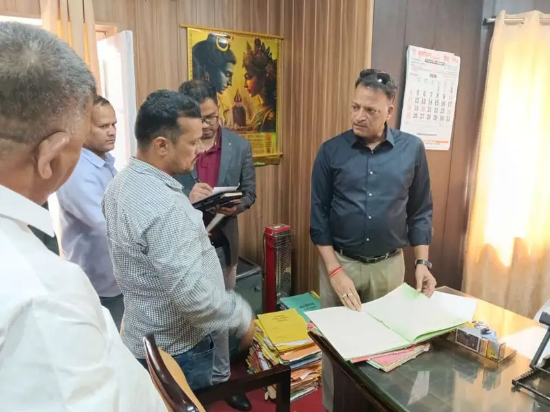 उत्तराखंड में यहाँ जिला पंचायत कार्यालय के औचक निरीक्षण में अनियमितताएं उजागर, जांच के निर्देश।