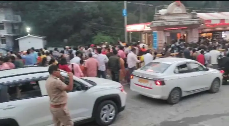 उत्तराखंड में वीकेंड पर कैंची धाम समेत पर्यटन स्थलों पर उमड़ी भीड़, ट्रैफिक संभालने में जुटी नैनीताल पुलिस।