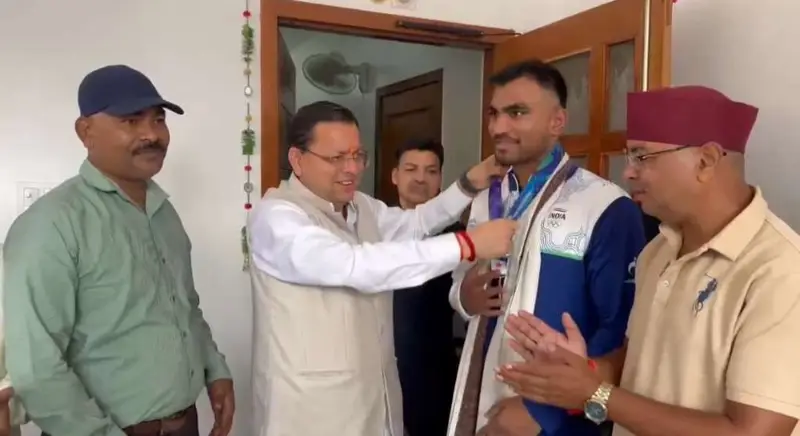 उत्तराखंड के एशियन गेम्स में कांस्य पदक विजेता बॉक्सर कपिल पोखरिया ने CM धामी से की भेंट।