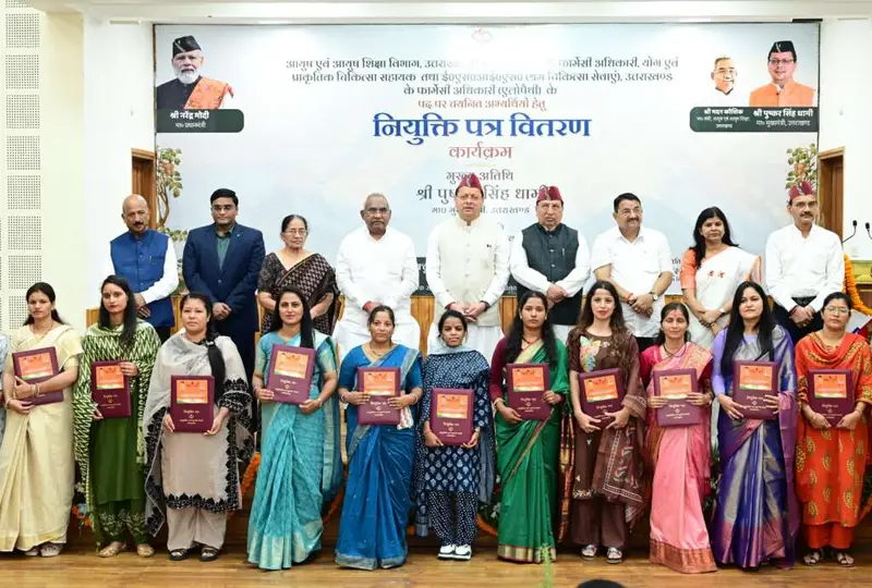 उत्तराखंड में 332 युवाओं को नियुक्ति पत्र, CM धामी ने कहा- सेवाभाव और समर्पण से निभाएं जिम्मेदारी।
