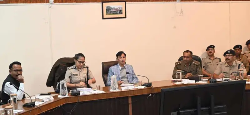 उत्तराखंड के कैंचीधाम में वीकेंड भीड़ पर प्रशासन अलर्ट, आयुक्त दीपक रावत ने दिए सख्त निर्देश।