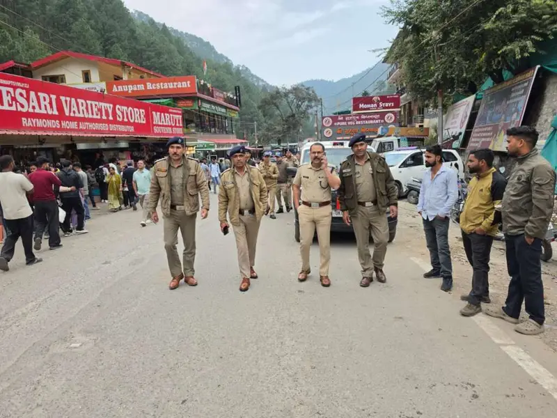 उत्तराखंड के कैंची धाम में ट्रैफिक प्लान सख्त, ग्राउंड जीरो पर अधिकारी, स्टीकर व्यवस्था लागू।