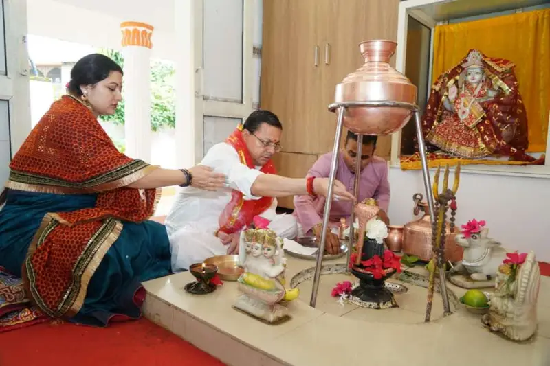 उत्तराखंड में नवरात्रि के पहले दिन सीएम धामी ने मां दुर्गा की पूजा कर प्रदेश की खुशहाली की कामना की।