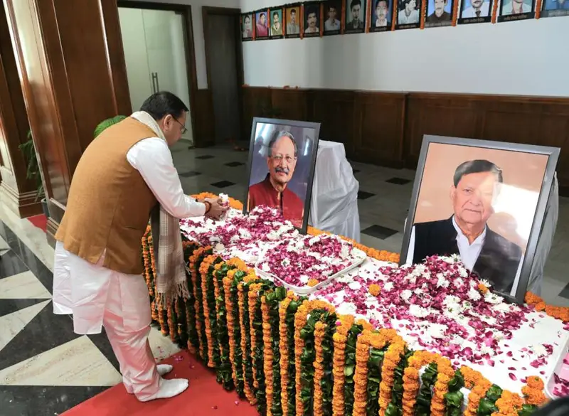 उत्तराखंड में विधानसभा सत्र से पहले सीएम धामी ने दोनों दिवंगत नेताओं को दी श्रद्धांजलि।