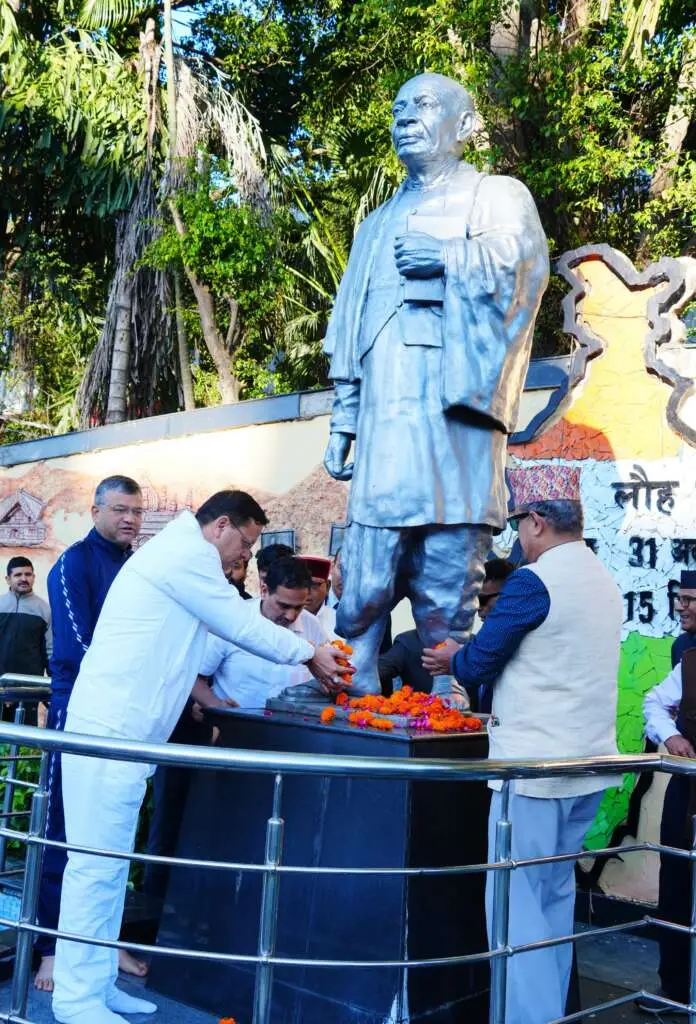 उत्तराखंड में सीएम धामी ने सरदार पटेल को पुष्पांजलि अर्पित कर किया नमन।