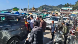 उत्तराखंड के मसूरी में ‘महा जाम’: सरकारी गाड़ी छोड़ स्कूटी पर निकले मंत्री, सैलानियों को नहीं मिले कमरे, रेस्टोरेंट के बाहर लगी लाइन।