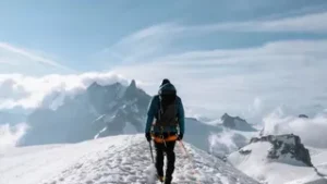 उत्तराखंड में उच्च हिमालय में भारी बर्फबारी, उत्तरकाशी में ट्रेकिंग और पर्वतारोहण पर रोक।
